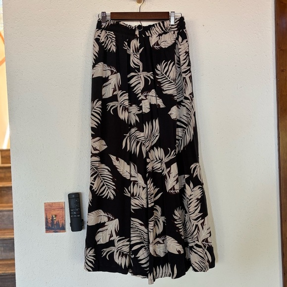 Elegant Black and Cream Leaf Print Skort - Picture 1 of 6